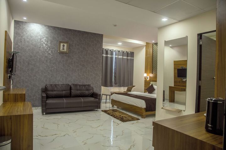 Room 4 of 13