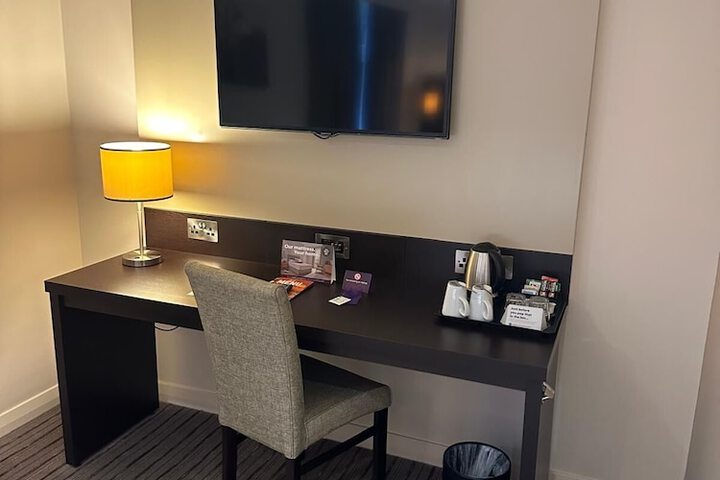 Room 10 of 16