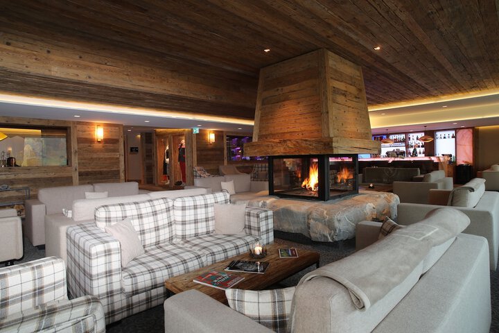 Lounge 88 of 110