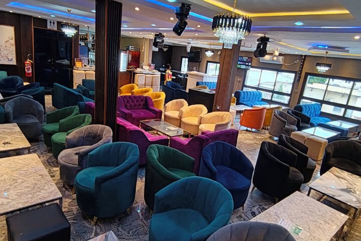 Lounge 82 of 99