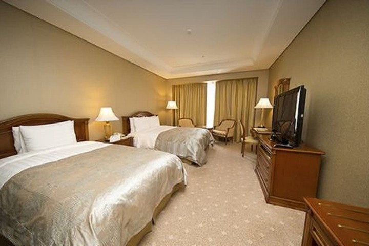 Room 13 of 38