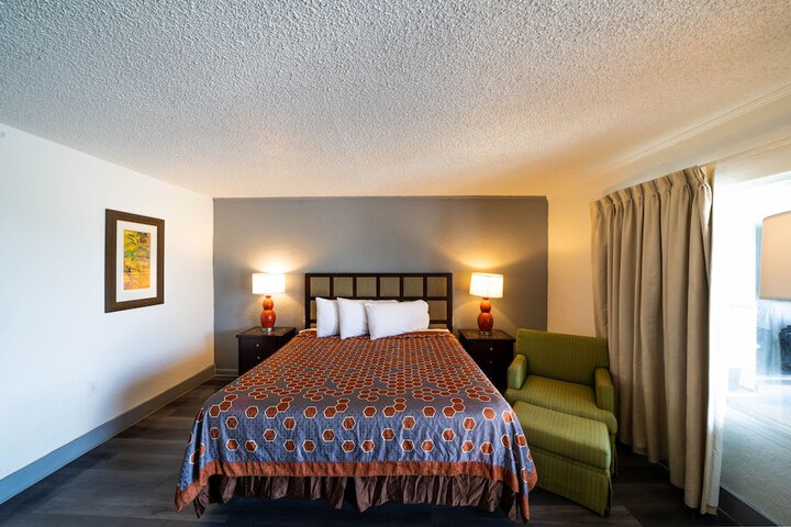 1 King Bed (7 of 16)
