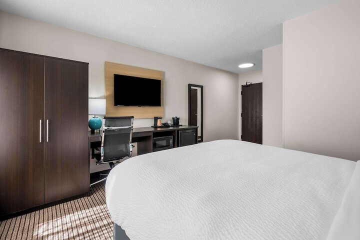 1 Queen Bed (12 of 17)
