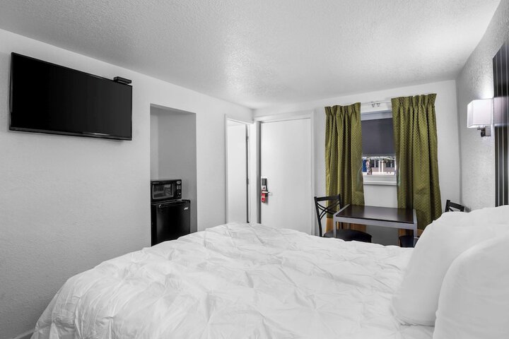 1 King Bed (12 of 18)