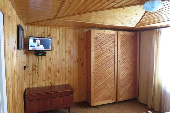 Room 2 of 10