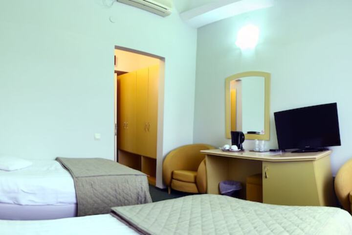 Room 9 of 34