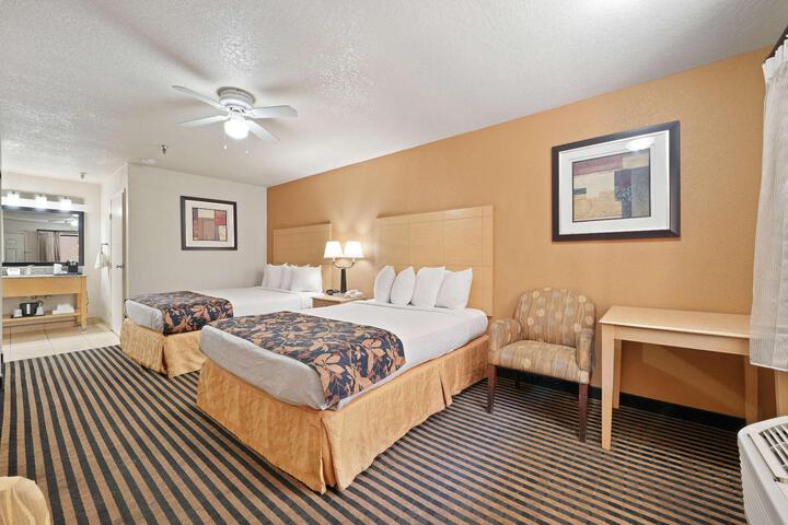 2 Queen Beds High Speed Internet Accessible Microwave and Refrigerator Safe Full Breakf (25 of 34)