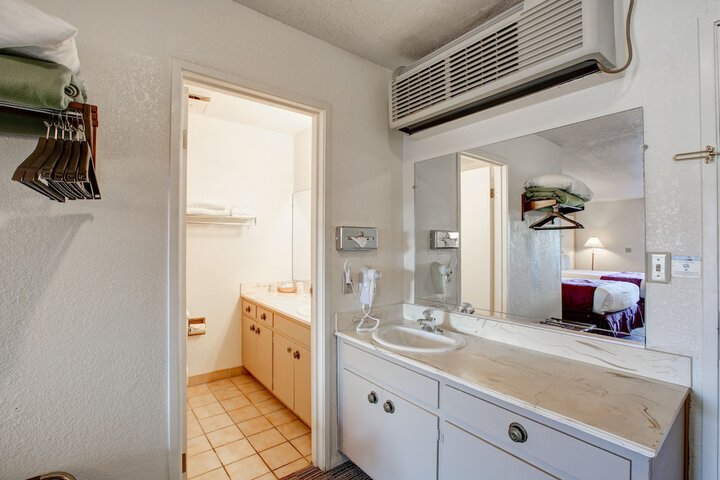 2 Queen Beds Mountain View Pet Friendly Corner (12 of 15)