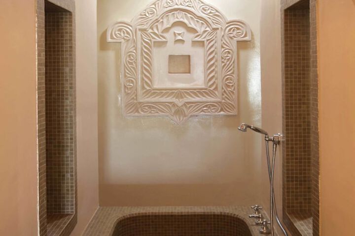 Deep soaking bathtub