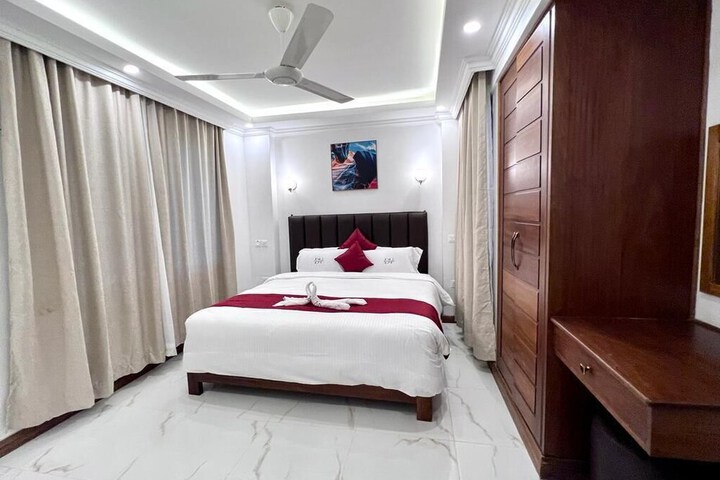 Room 3 of 12