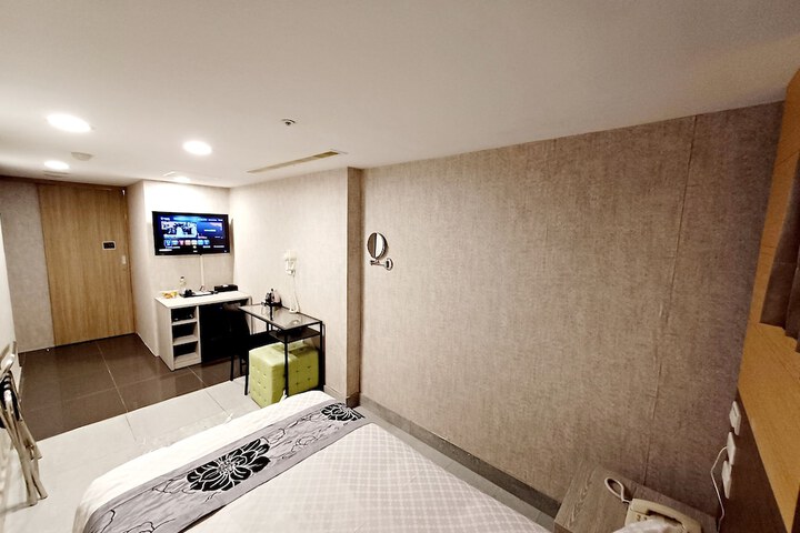 Room 28 of 61