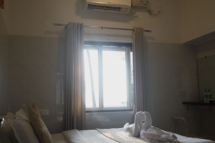 Room 10 of 16