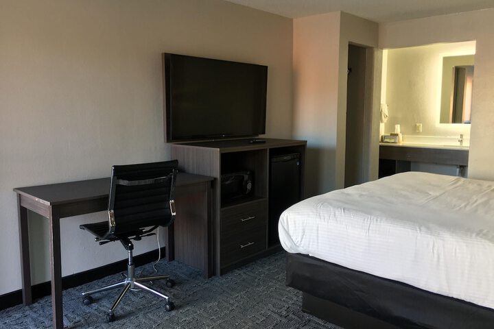 1 King Bed (10 of 11)