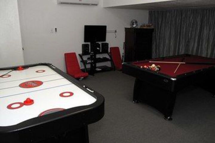 Room 9 of 16