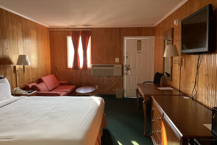 1 King Bed (5 of 13)