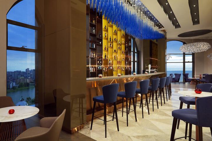 Lounge 56 of 70
