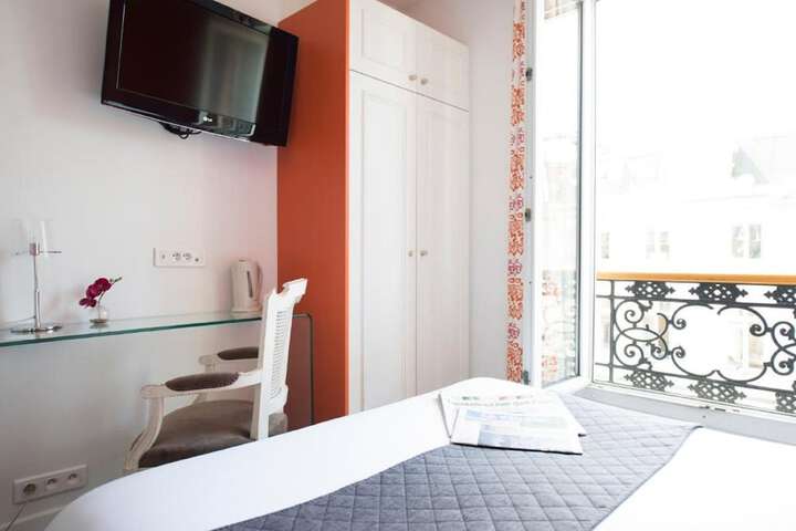 Room 10 of 16