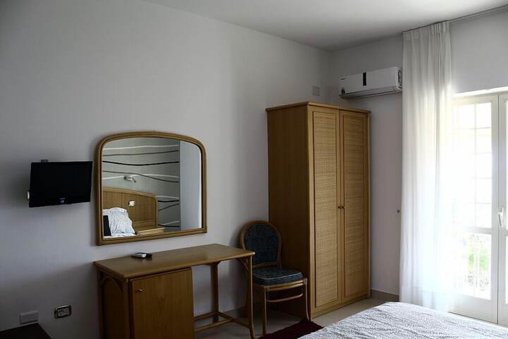 Room 13 of 33