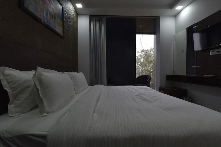 Room 12 of 33