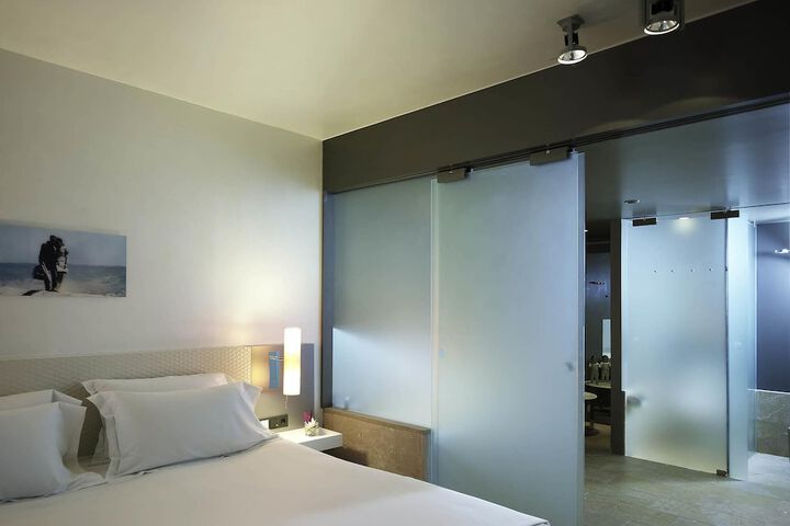 Room 40 of 215