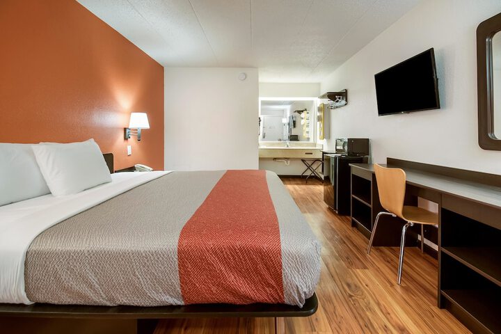 1 King Bed (16 of 18)