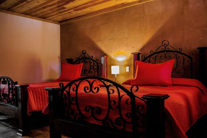 Room 4 of 33