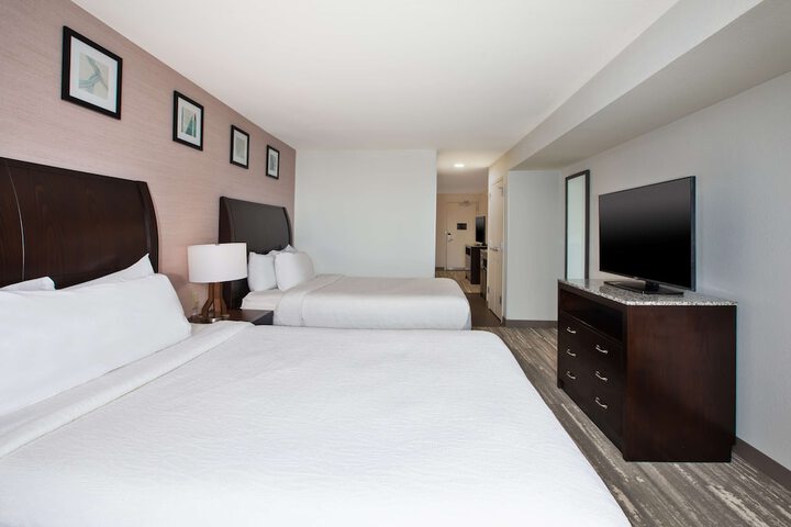2 Queen Beds with Lounge Chair (7 of 16)
