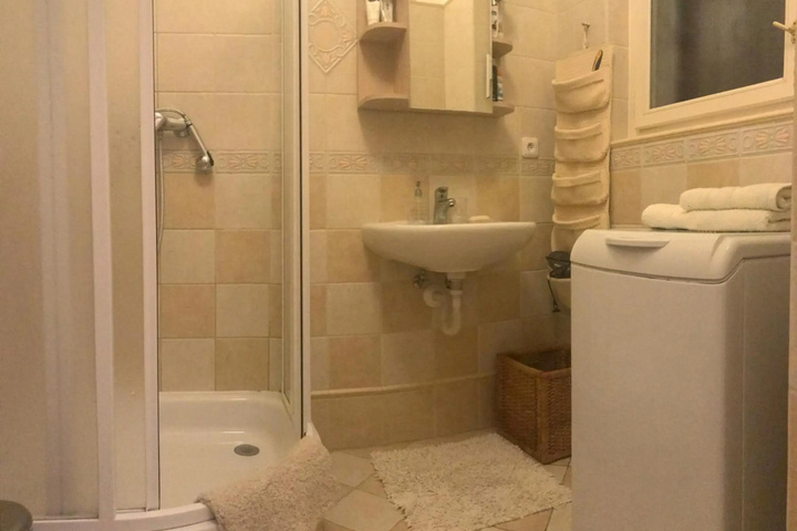 Room 7 of 12