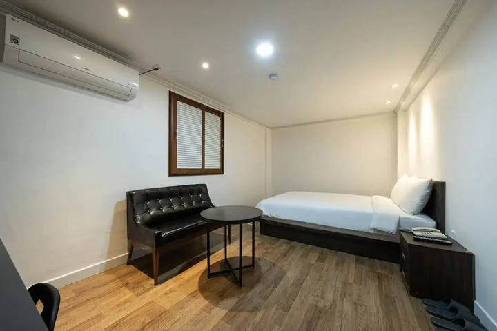 Room 6 of 14