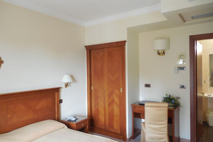 Room 12 of 32