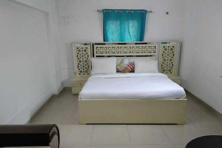 Room 9 of 16
