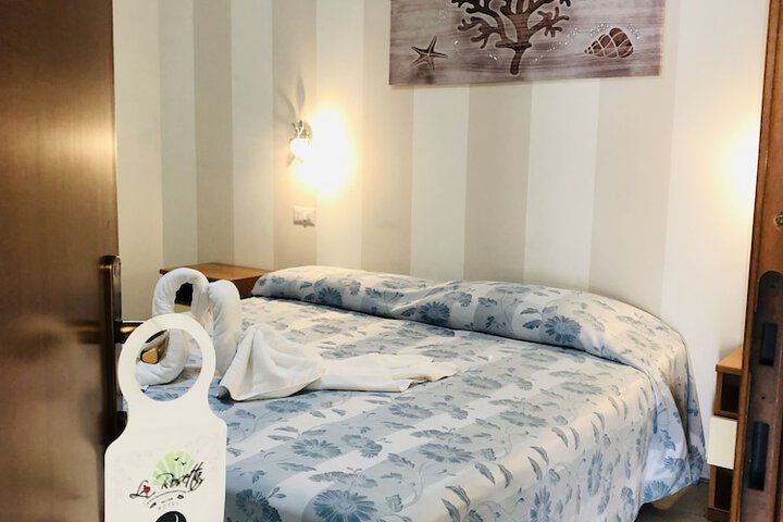 Room 9 of 34