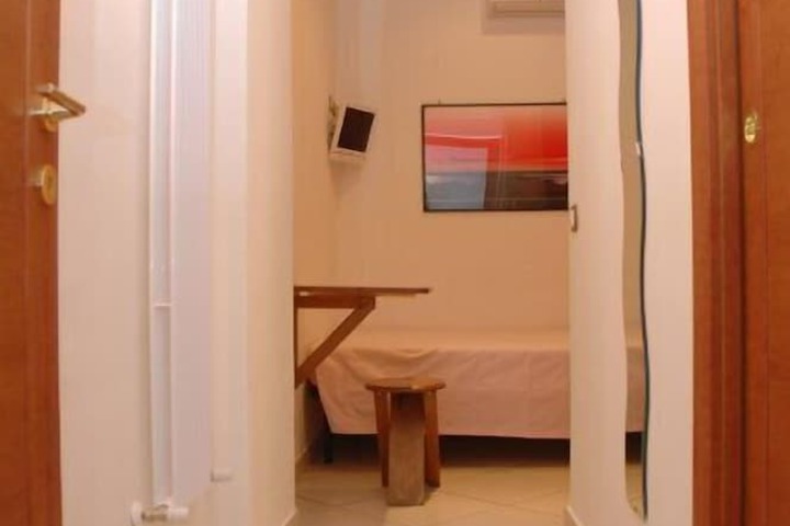 Room 14 of 33