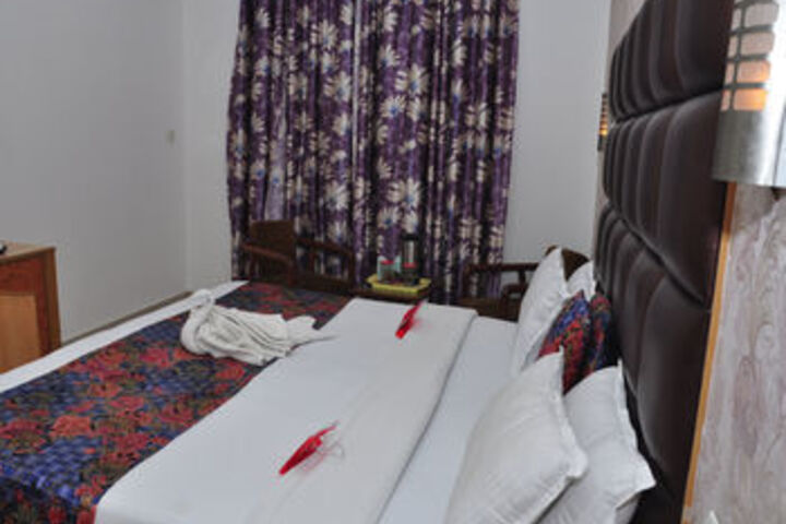 Room 10 of 28