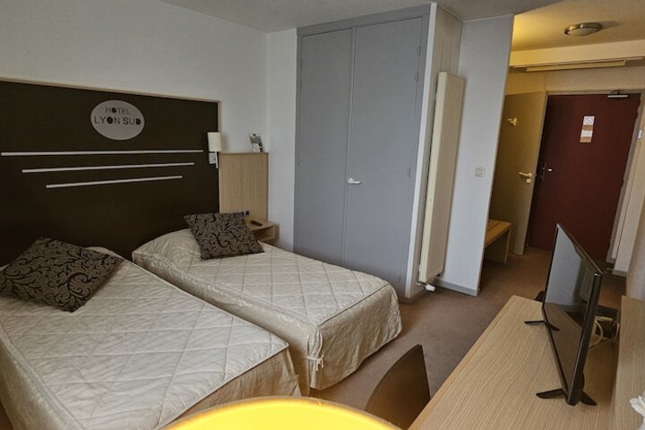 Room 27 of 64