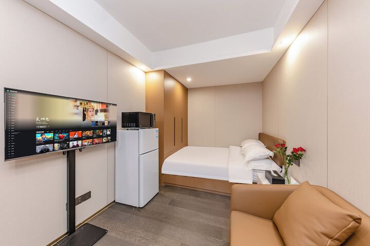 Room 10 of 42