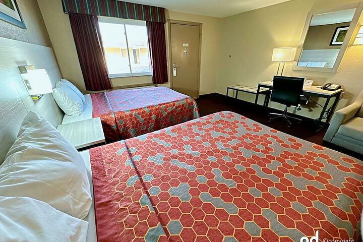 1 Queen Bed (8 of 17)