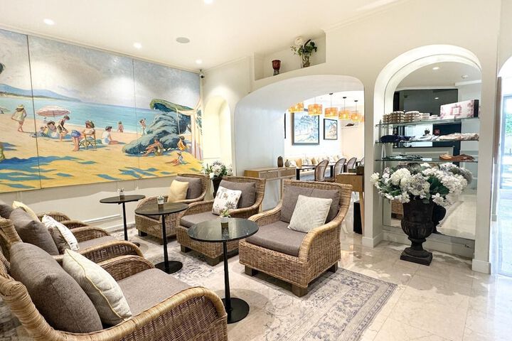 Lounge 73 of 77