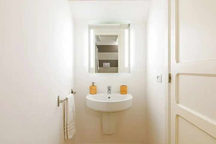 Room 9 of 11