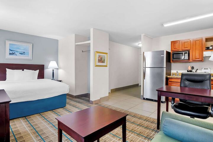 1 Queen Bed Efficiency Suite (22 of 24)
