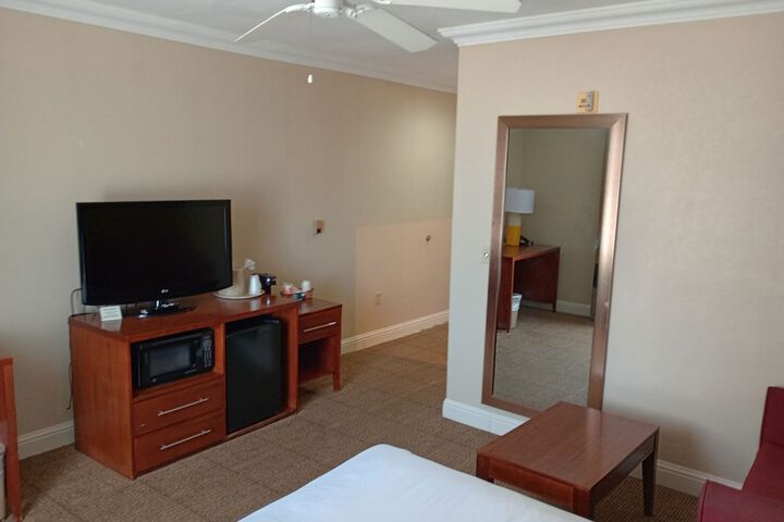 Basic Room 1 Queen Bed (8 of 22)