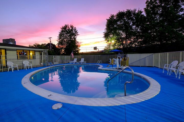 Indoor/outdoor pool
