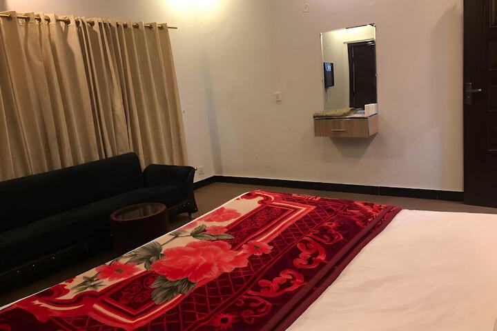 Room 5 of 11