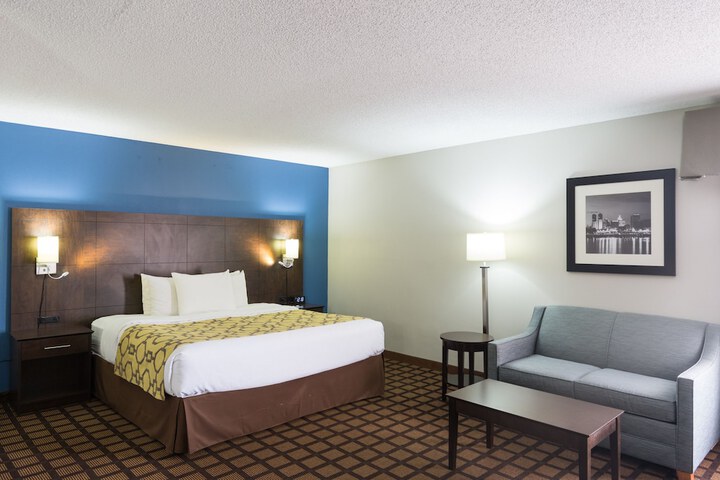 1 King Bed (2 of 18)