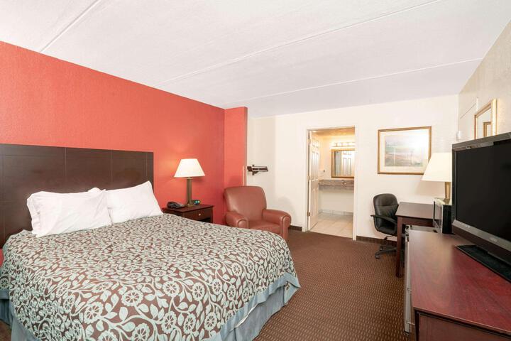 1 Queen Bed (1 of 12)