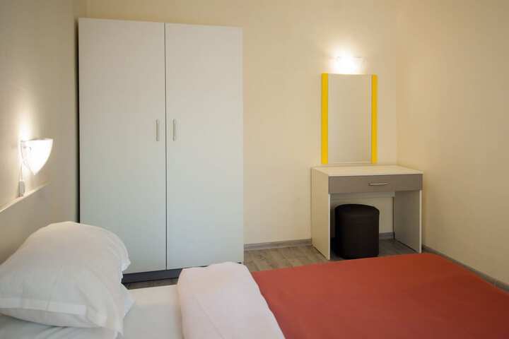 Room 10 of 40