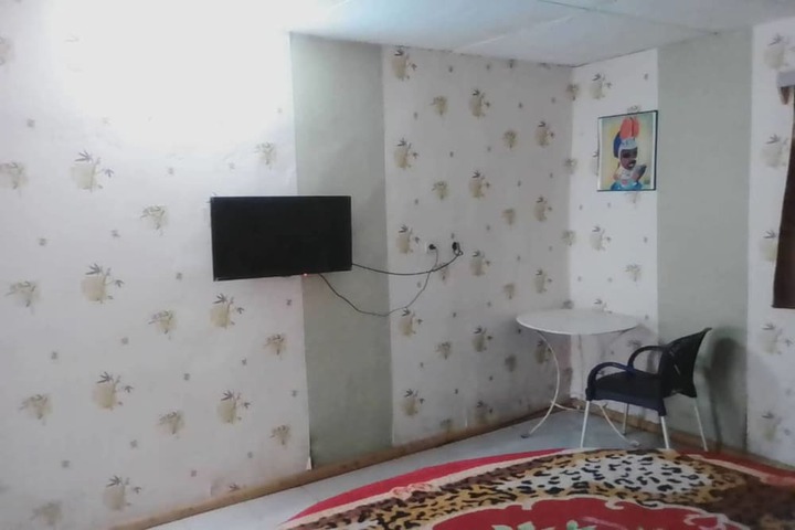 Room 5 of 8
