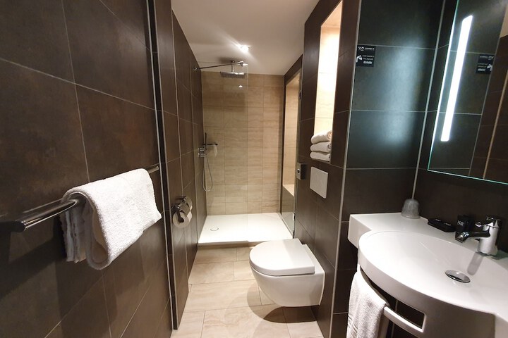Room 34 of 48