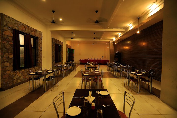 Dining 26 of 48