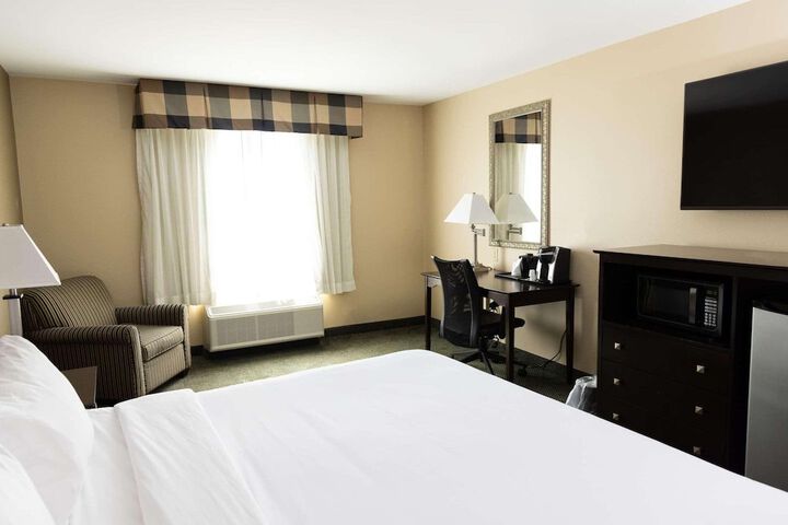 1 King Bed (3 of 10)